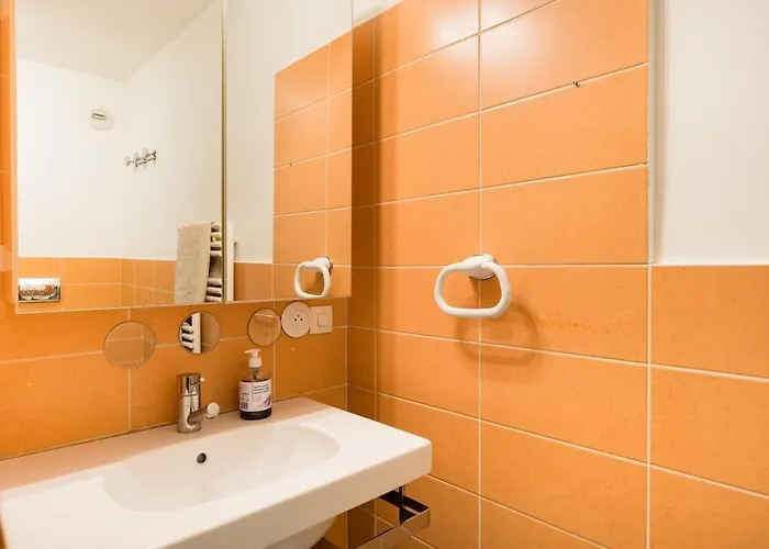 Апартаменти Air Conditioned Apartment, 3 Min Walk To The Beaches, Garage *