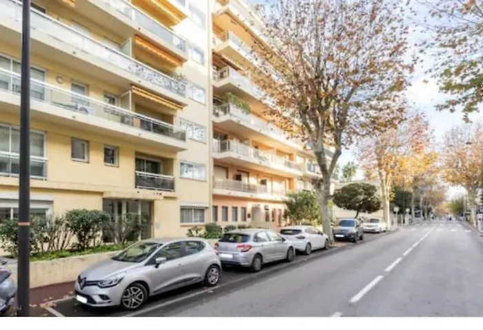 Air Conditioned Apartment, 3 Min Walk To The Beaches, Garage