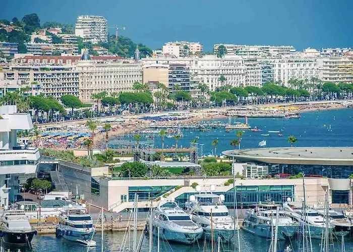 Air Conditioned Apartment, 3 Min Walk To The Beaches, Garage