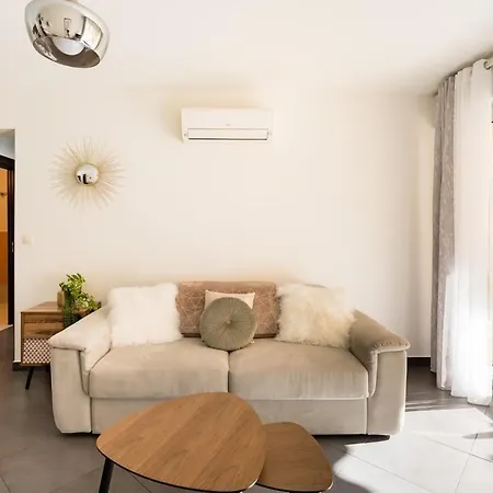 Apartamento Air Conditioned Apartment, 3 Min Walk To The Beaches, Garage