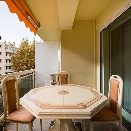 Apartamento Air Conditioned Apartment, 3 Min Walk To The Beaches, Garage