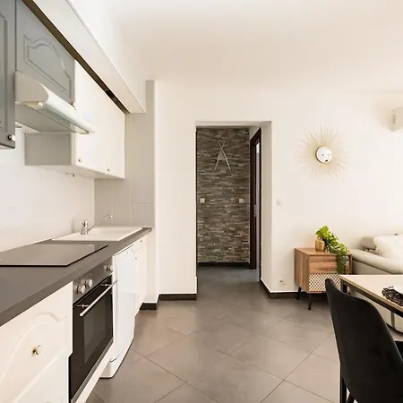 Air Conditioned Apartment, 3 Min Walk To The Beaches, Garage Apartment Antibes