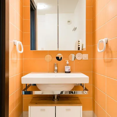 Air Conditioned Apartment, 3 Min Walk To The Beaches, Garage Apartamento *