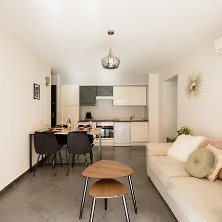 Air Conditioned Apartment, 3 Min Walk To The Beaches, Garage * Antibes