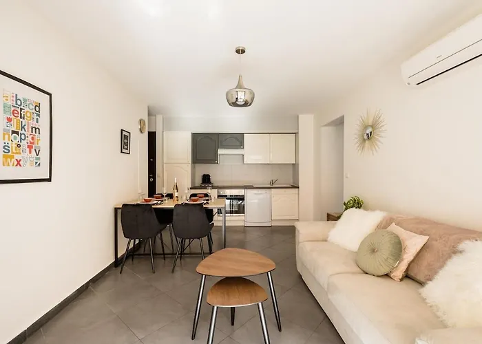 Air Conditioned Apartment, 3 Min Walk To The Beaches, Garage * Antibes